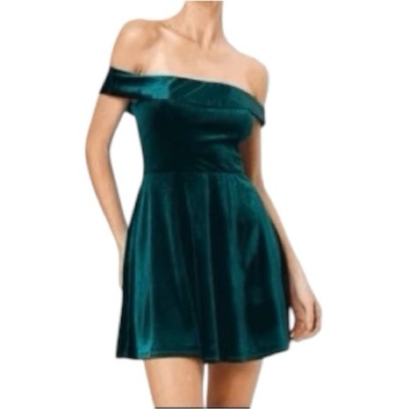 Trixxi Dresses & Skirts - NWOT - Trixxi Off the Shoulder Velvet Mini Dress in Emerald - Size L